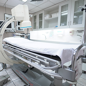 Sala de procedimientos con equipo de fluoroscopia